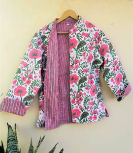 Veste polaire matelassée indienne à la main pour femmes Manteau d'hiver court en coton réversible pour filles Techniques imprimées pour la saison d'automne - Product Image 4