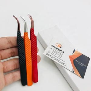 Pinzas de pestañas profesionales curvadas en J OEM, Punta puntiaguda de acero inoxidable sostenible con revestimiento de Color personalizado, agarre fuerte Beautivia - Product Image 2