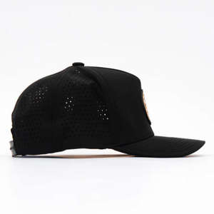 Casquette de golf trucker à 5 panneaux, perforée, personnalisée, en caoutchouc de haute qualité, imperméable, découpée au laser, pour le sport - Product Image 1