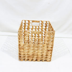 Panier de rangement carré en jacinthe d'eau rustique et écologique Artex Dong Thap avec poignées - Product Image 4