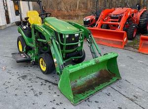 Tractores John Deere 1025R Usados con Segadora de Montaje Medio y Cargador de Acoplamiento Rápido Diseñados para Operaciones Agrícolas Eficientes en Venta - Product Image 6