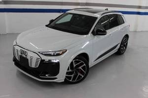 Audi SQ6 e-tron quattro Premium Plus AWD quattro Premium Plus 4 portes SUV 2025 – Voitures d'occasion à prix abordable à vendre - Product Image 2