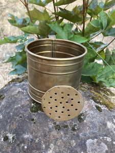 Cannette à eau en métal ergonomique et fonctionnelle, conçue pour une utilisation facile, offrant un flux d'eau fluide pour l'entretien intérieur et extérieur. - Product Image 5