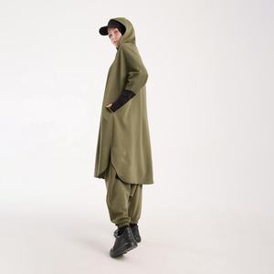 ชุดออกกำลังกายแบบสุภาพสำหรับผู้หญิงมุสลิม เสื้อคลุมมีฮู้ดยาวและกางเกง ผ้าระบายอากาศได้ดี ยืดหยุ่น ผลิตโดยโรงงานเสื้อผ้า OEM ODM - Product Image 1