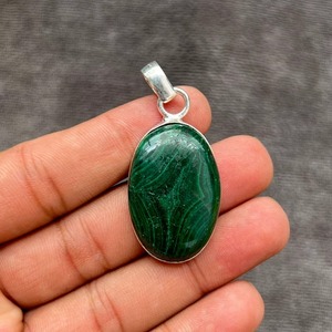 Colgante de Plata de Ley con Malaquita de Mehrajudin Gems, Hecho a Mano, Regalo Cristiano Moderno para Ella en su Cumpleaños - Product Image 2