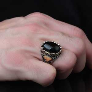 แหวนเงินแท้ 925 สไตล์ออตโตมันสำหรับผู้ชาย รุ่น Azuris VALKH1496 ประดับด้วยหินสีดำธรรมชาติ ผลิตด้วยมือในประเทศตุรกี พร้อมโลโก้สั่งทำพิเศษ - Product Image 2