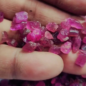 พลอยทัวร์มาลีนสีชมพูธรรมชาติ4มม. ถึง8มม. 1095แบบหยาบจำนวน1074ชิ้นจาก iroc - Product Image 1