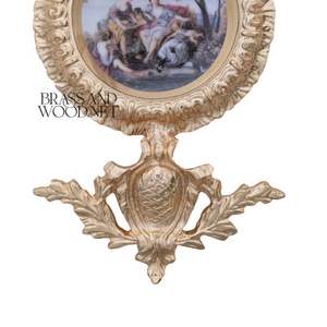 Cadre mural orné en laiton doré avec oeuvre en porcelaine décoration vintage faite à la main design en laiton de luxe pour intérieurs classiques - Product Image 2