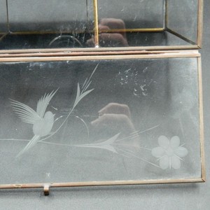 ¡GRAN DESCUENTO! Caja de baratija de joyería de latón y vidrio de venta de fábrica con pájaro grabado y tapa floral - Product Image 4