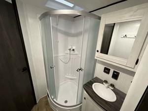 Moderna Mini Caravana 4x4 con Techo Elevable, Remolque RV para 4 Personas, Camper Todoterreno de Fibra de Vidrio con Ducha y Baño, para Aventuras al Aire Libre y Camping, 1500 kg Máx. - Product Image 5