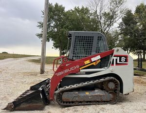 รถตักล้อยางขนาดเล็กมือสอง Takeuchi TL8 สำหรับขาย - Product Image 3