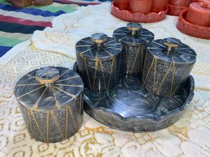 100% ensemble de quatre pots de qualité supérieure et plateau décoratif en résine couleur noir - Product Image 2