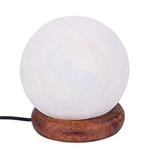 Lámpara de sal rosa en forma de bola pequeña hecha a mano del Himalaya de color blanco empaquetada por Sian Enterprises, un producto artesanal natural - Product Image 6