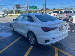 รถสีขาวมือสอง ปี 2023 รุ่น A3 40 TFSI Premium ขับเคลื่อนล้อหน้า พวงมาลัยซ้าย ล้อแม็กซ์โครเมียม R17 เบาะหนัง ระบบนำทาง สตาร์ทเครื่องยนต์จากระยะไกล หลังคาซันรูฟ - Product Image 2