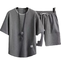 Ensemble short à manches courtes de style sportif décontracté pour hommes tenue respirante confortable pour l'été motif imprimé de couleur pure pour le printemps