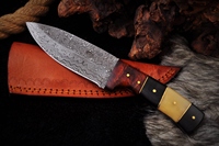 Couteau de chasse et de camping artisanal en acier Damas, à lame partiellement dentelée, léger, durable et facile à transporter