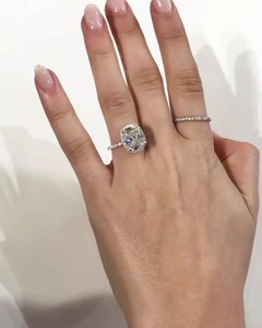 Anillo de compromiso de diamantes con corte de cojín de 10x8mm | Halo Pave Band Plata de ley chapada en oro de 18 quilates | Boda nupcial minimalista fina - Product Image 3