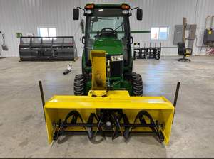 Soplador de Nieve Compacto John Deere 3046R de 45 HP, Multifuncional, con Soplador de Nieve Frontal Integrado, Equipado con Rodamientos de Motor - Product Image 3