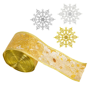 Nastro natalizio trasparente dorato con motivi natalizi e 30 ornamenti a forma di fiocco di neve in plastica oro, argento e grigio - Product Image 3