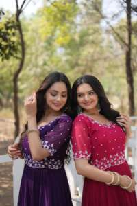 Vestido de cuello redondo de trabajo bordado con cuentas de imitación de diseñador Premium para mujer, colección de vestidos de boda a la venta - Product Image 2