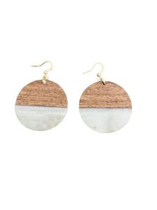 Dangle earrings made from <b>clear</b> <b>resin</b> and brass metal with embedded dried flowers ideal for boho chic and nature inspired looks - Product Image 2