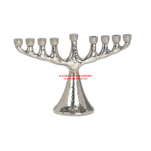 Support de bougie Menorah en aluminium en forme de branche d'arbre fait à la main Base en métal pour la décoration de fête, bureau et comptoir - Product Image 4