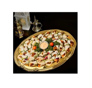 Plateau en métal doré de la meilleure qualité Antique Home Table Top Chocolat Bonbons Plateau de service pour la célébration Plateaux de chocolat En vente - Product Image 1