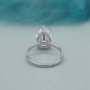 Anillo de compromiso de diamante con halo oculto certificado por IGI, anillo solitario de 5 puntas con corte pera - Product Image 4