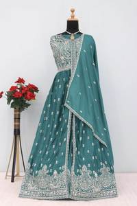 Combinando la artesanía tradicional con las tendencias modernas, este Salwar Kameez/ Anarkali de corte recto está hecho de crepé ligero. - Product Image 5