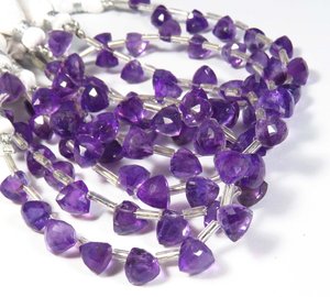 Cuentas de piedras preciosas de Briolette de 6-7mm de corte facetado de amatista natural, hebra de 5,50 "con 16 cuentas de trillones morados - Product Image 3