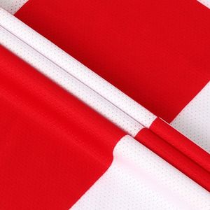 Set uniforme da calcio ad asciugatura rapida per uomo progettato con tessuto in poliestere resistente e opzioni personalizzate per squadre e club sportivi - Product Image 3