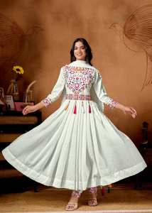 Nuevo Traje Anarkali Especial para Navratri en Estilo Casual, Salwar Kameez de Seda Romana Pesada con Función Reversible para Mujer, Ropa de Fiesta - Product Image 3