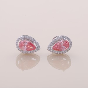 Boucles d'oreilles clous en or rose jaune et blanc 9K avec diamant de laboratoire fantaisie taille princesse 1,5 carat, design halo, plaqué rhodium, luxe et raffinement - Product Image 4