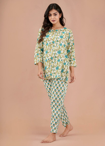 Vente en gros de couleur blanche Georgette tissu court Kurti fait à la main Nouvel arrivage Kurti pour dames - Product Image 4