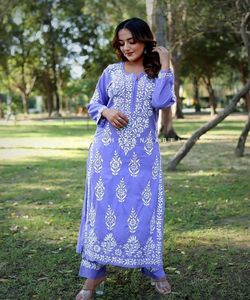 Fusion de mode: Style pakistanais Salwar Kameez - Fusion de styles traditionnels et modernes, créant une mode chic et élégante - Product Image 1