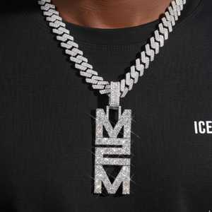 Pendentif et breloque personnalisés M2M en or 14 carats avec moissanite, design unique et personnalisé - Product Image 1