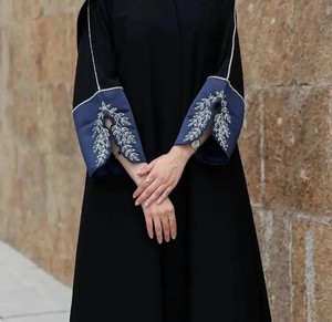 Abaya de Satén Elegante Hecha a Mano por Diseñadores, Personalizada para Adultos, Antiarrugas, de Manga Larga, para Oración, Uso Diario, Tradicional Musulmana, de Seda - Product Image 1