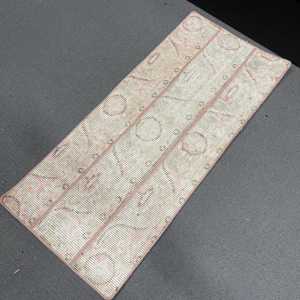 Tapis vintage 1,3 x 3,1 pieds, petit tapis turc, tapis patchwork rose et blanc - Product Image 5