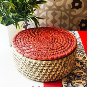 Panier en herbe de lune fabriqué à la main avec un couvercle tissé en spirale rouge vif, parfait pour le stockage, disponible au prix de gros. - Product Image 2