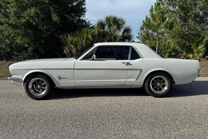 Ford Mustang Coupé de 1965 Usado en Buen Estado, Motor de 6 Cilindros en Línea de 200 Pulgadas Cúbicas, Conversión de Cilindro Maestro Doble, Ruedas Konig Rewind - Product Image 3