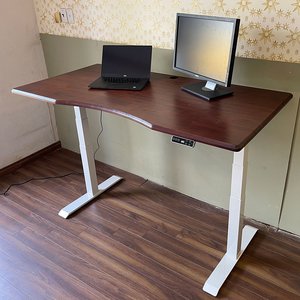 Escritorio FlexiDesk FLD013 Contemporáneo con Base Eléctrica Elevable, Superficie de Madera de Acacia en Color Marrón Rojizo, Soporte de 3 Articulaciones para Uso en Dormitorio - Product Image 5