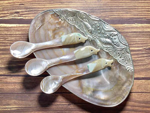 Cuchara de concha marina de lujo con acabado brillante para cenas de alta gama y embalaje de regalo personalizado - Product Image 2