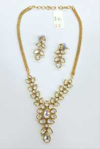 Collier pendentif Kundan tendance classique avec pierres vertes et boucles d'oreilles | Bijoux pour femmes, fêtes, mariage et occasions culturelles - Product Image 3