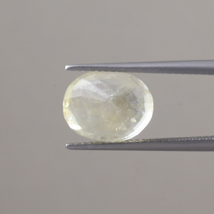 พลอยไพลินสีเหลืองธรรมชาติ รูปไข่ ขนาด 11.5x9.5 มม. น้ำหนัก 7 กะรัต ได้รับการรับรองจาก IGI สำหรับทำเครื่องประดับ ขัดเงา/ลงน้ำมัน 100% ด้วยแว็กซ์/น้ำมันธรรมชาติ - Product Image 3