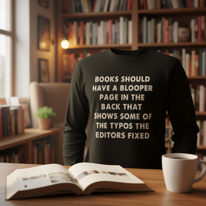 T-shirt à manches longues avec une page à l'arrière qui montre quelques erreurs de frappe que les éditeurs ont corrigées - Product Image 3