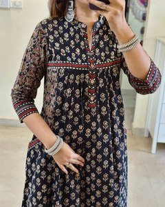 ชุด kurti สามชิ้นพิมพ์ลาย Jaipur พรีเมี่ยมพร้อมด้วยผ้า malamal อ่อนนุ่มจับคู่กับการออกแบบขอบและกระเป๋าด้านข้างสำหรับผู้หญิง - Product Image 2