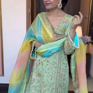 Faux Georgette Heavy Impresión digital y trabajo de secuencia con top y pantalón de manga larga y borde de encaje listo para usar Dupatta - Product Image 1