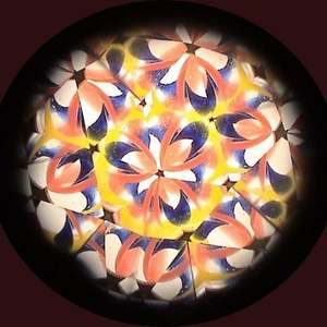 Caleidoscopio Gigante de Latón con Diseño de Flor Trigonal Hecho a Mano, Impresionante Exhibición Visual sobre Base de Madera Dura, Regalo Único para Coleccionistas y Amantes del Arte - Product Image 5