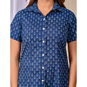 เสื้อเชิ้ตผ้าป๊อปลินพิมพ์ลายดอกไม้สีฟ้า แขนสั้นสำหรับผู้หญิง ปักลายสวยงาม ทรงหลวม ใส่สบาย เหมาะสำหรับฤดูใบไม้ร่วง ไซส์ XL ถึง 4XL - Product Image 2