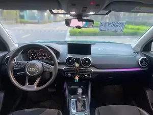 NEAT 2022, Q2 L e-tron I Facelift, Bajo kilometraje, Transmisión automática, Techo solar panorámico, Luces LED, Luces diurnas LED - Product Image 4